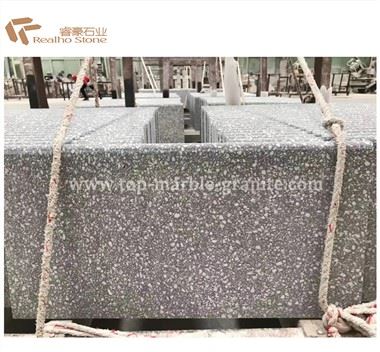 Grijze terrazzo stenen trap
